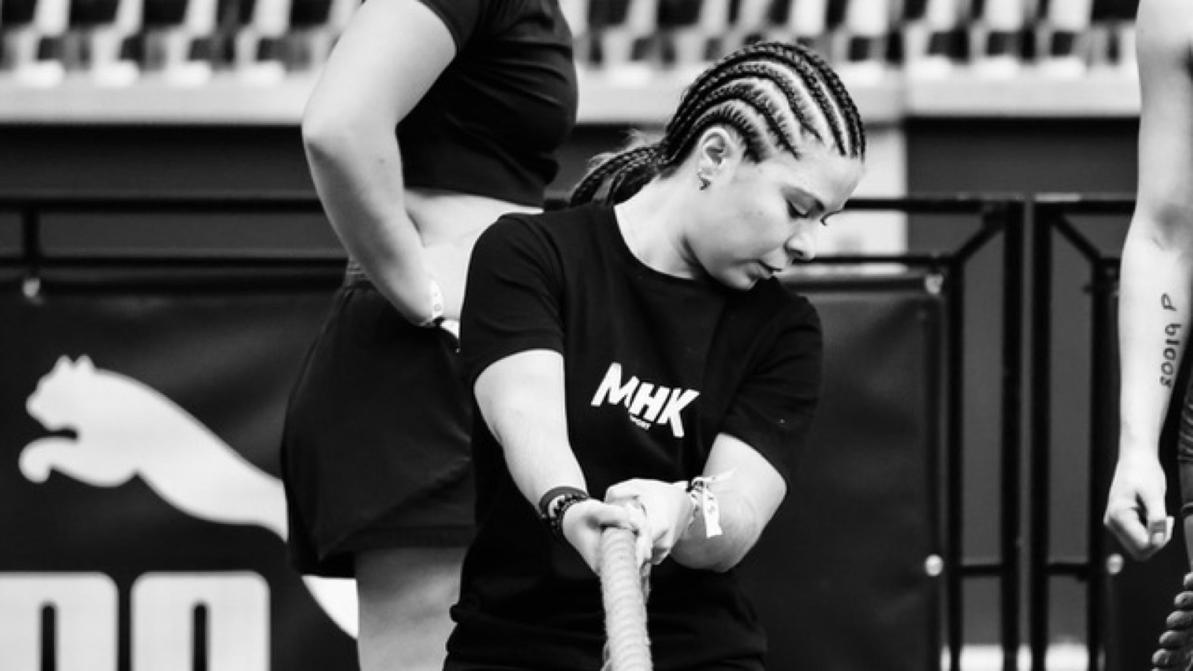 MHK Sport Femme — athlète tractant corde, intensité fitness