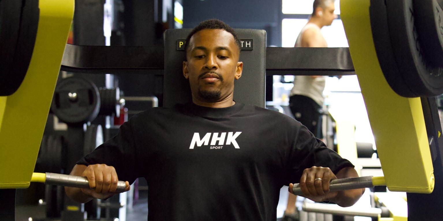 MHK Sport Fitness & Musculation — salle de musculation, chest press, t-shirt noir