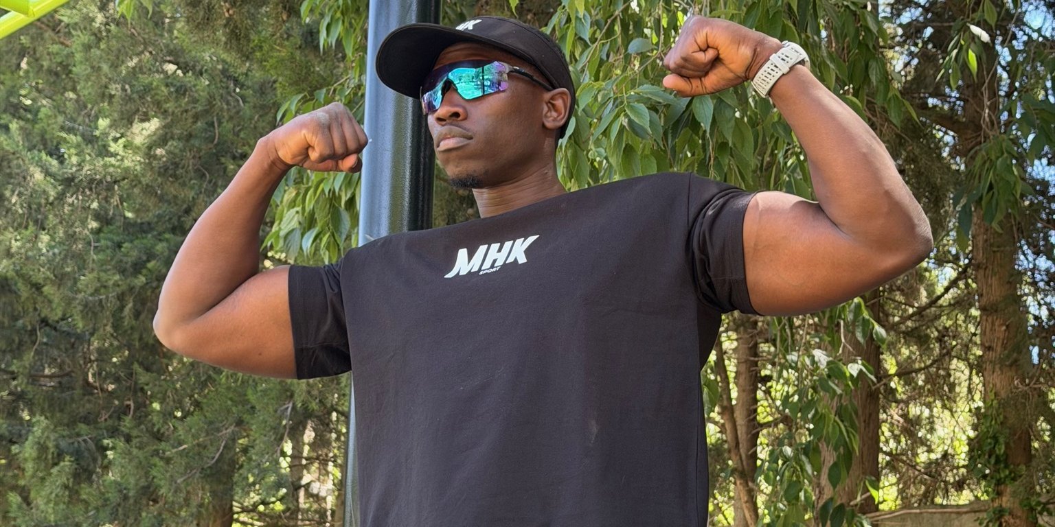 MHK Sport Homme — athlète musclé, t-shirt et jogging noir