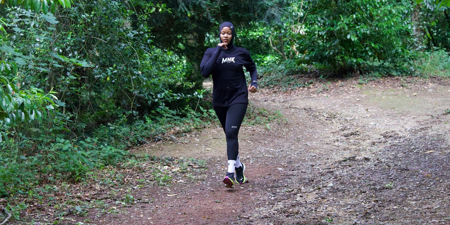 MHK Sport Running & Cardio — coureuse en forêt, vêtements techniques
