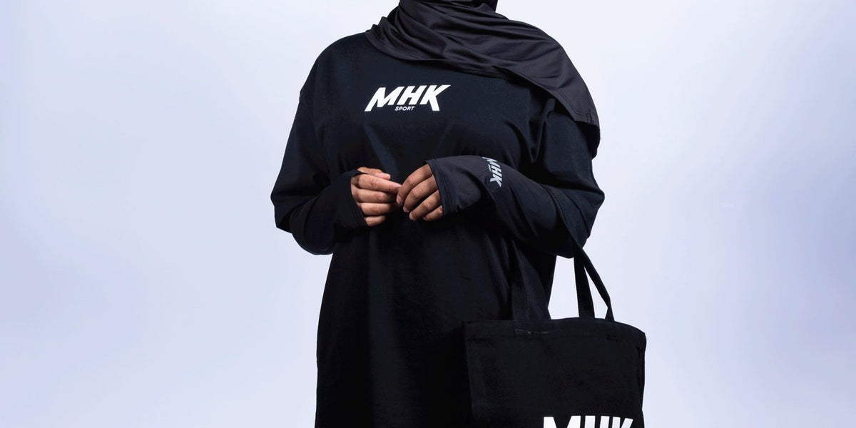 MHK Sport Sac — tote bag noir logo MHK, porté studio