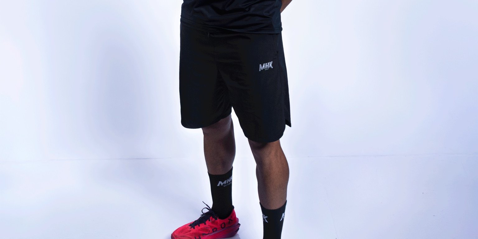 MHK Sport Short — short de sport noir logo MHK, chaussettes, studio