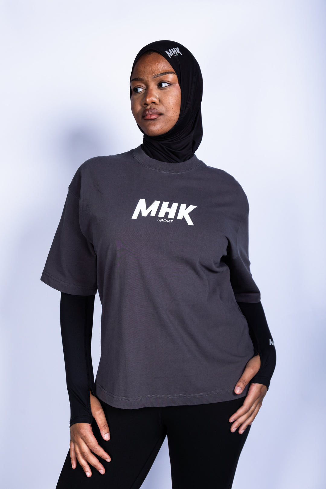 T-shirt et hijab de sport MHK Sport — femme, anthracite, studio, logo poitrine