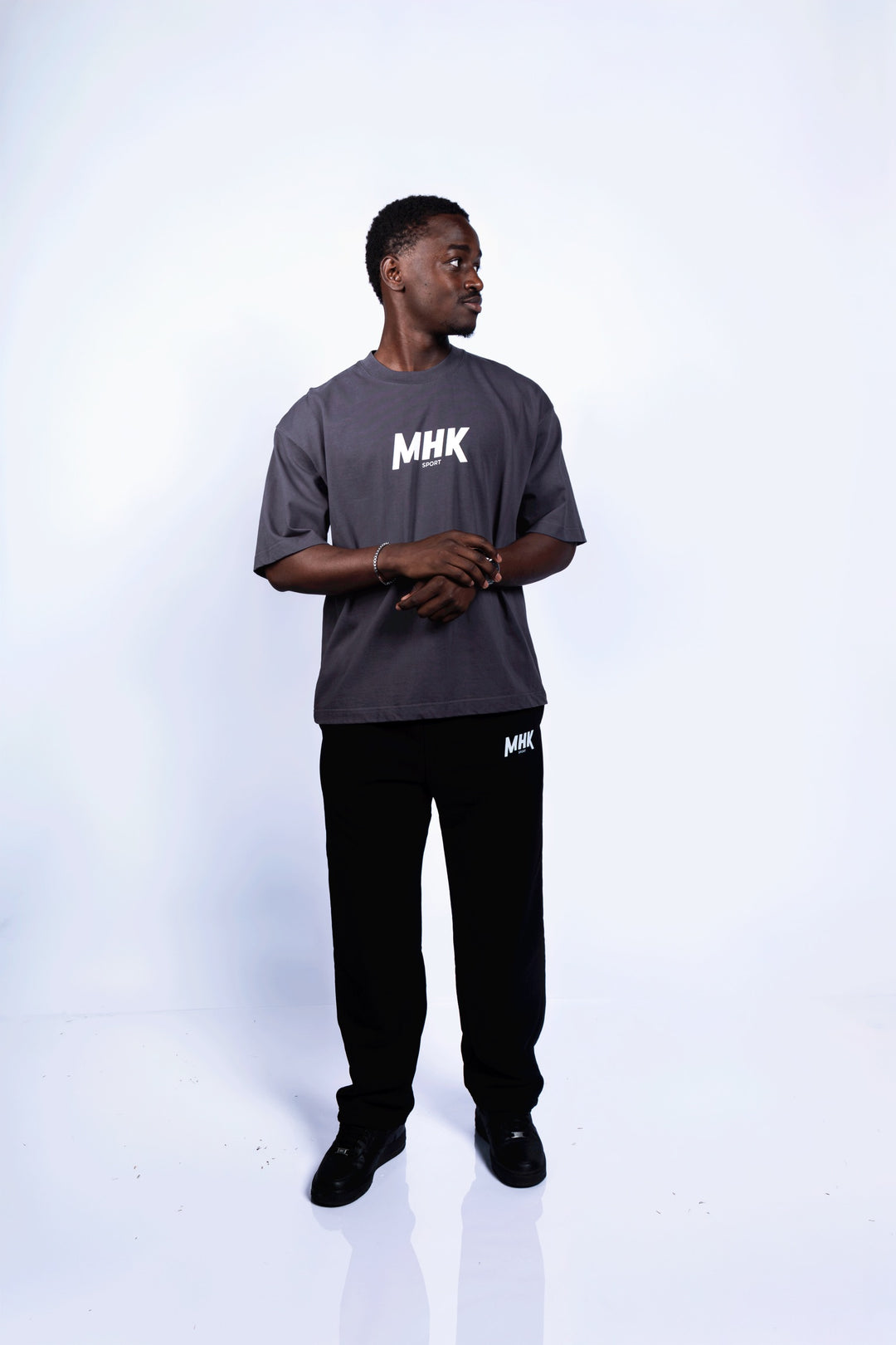 T-shirt oversize MHK Sport — anthracite, homme, studio, plein pied