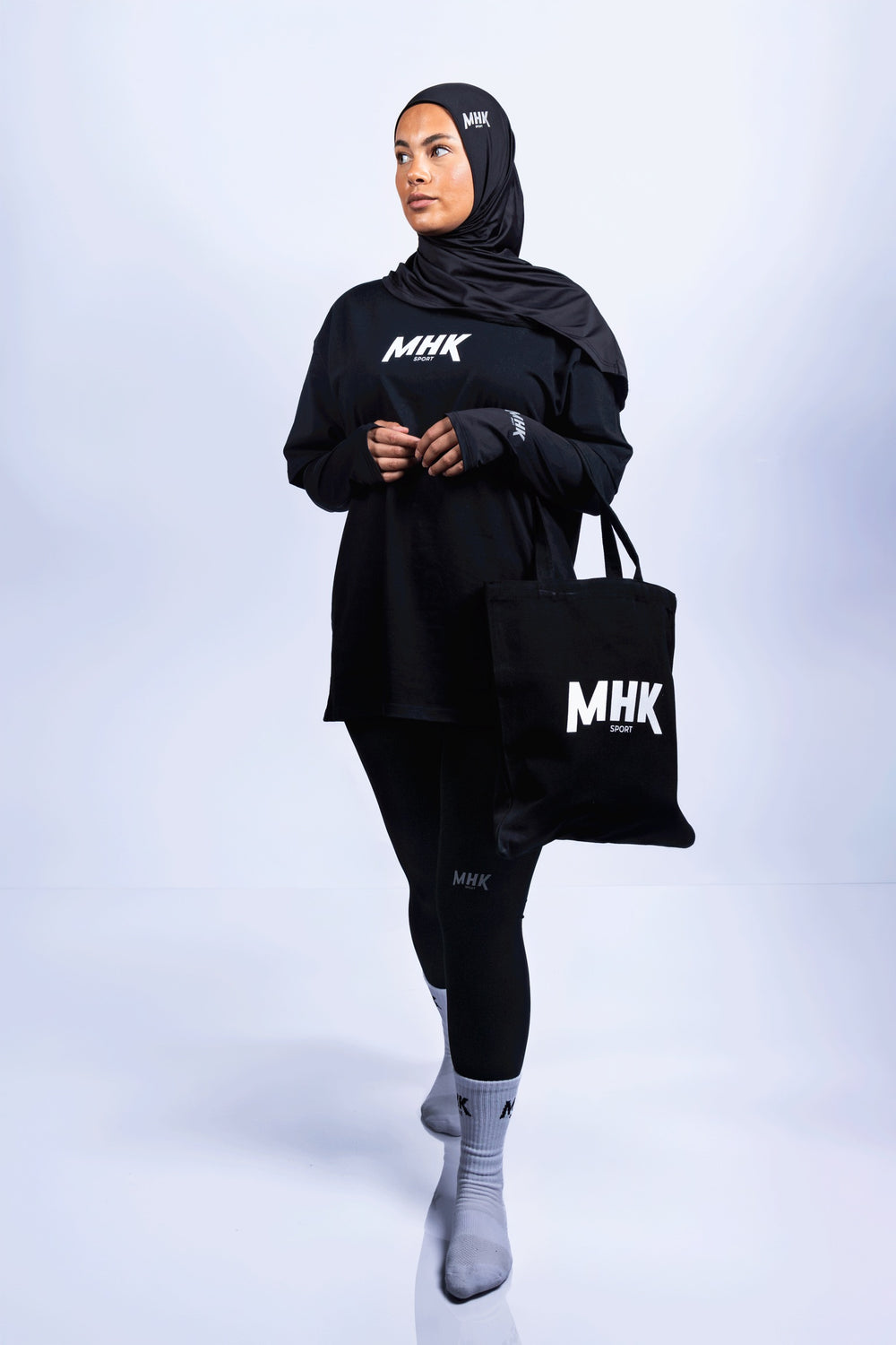 T-shirt et tote bag MHK Sport — femme, noir, studio, hijab