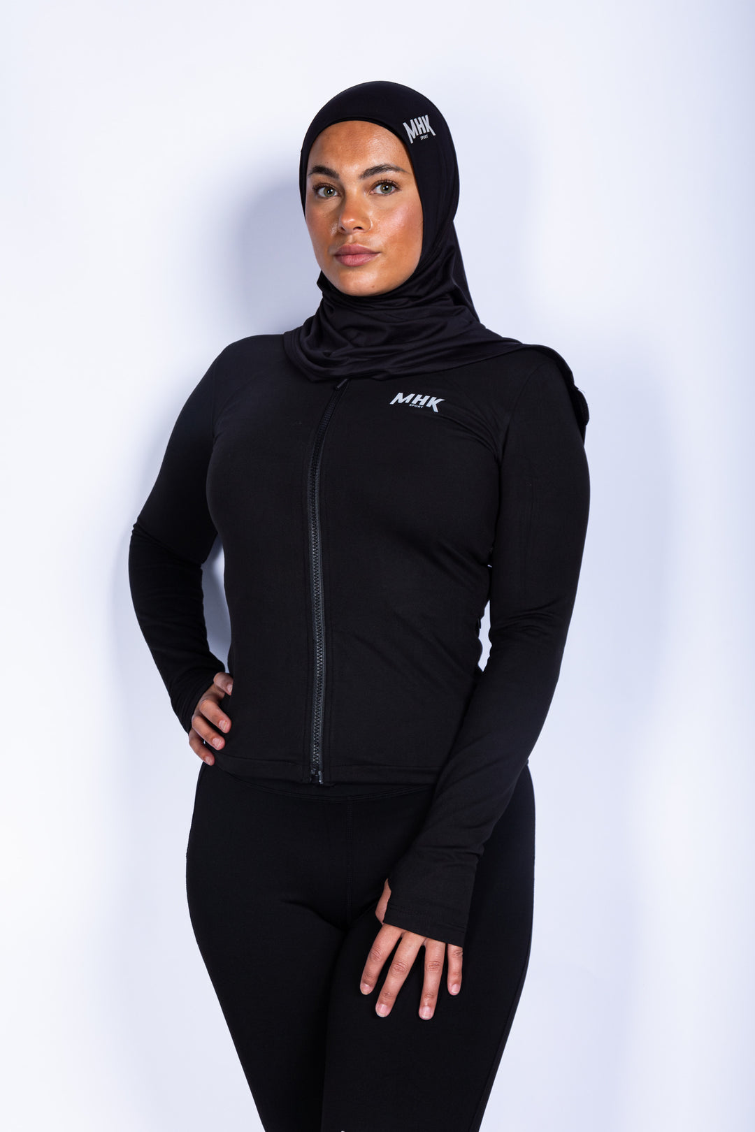 Sweat zippé MHK Sport — noir, femme, studio, hijab