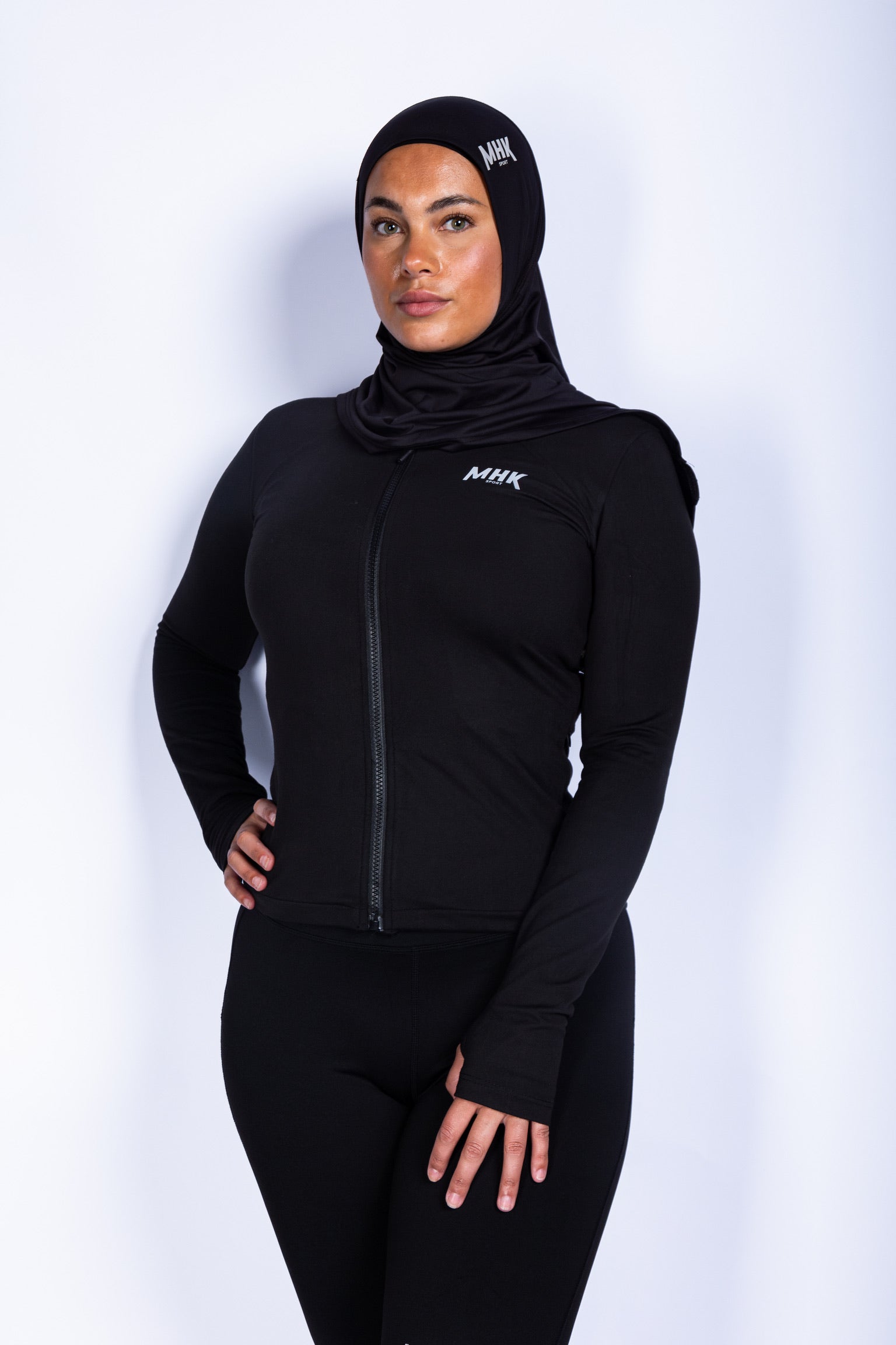 Sweat zippé MHK Sport — noir, femme, studio, hijab