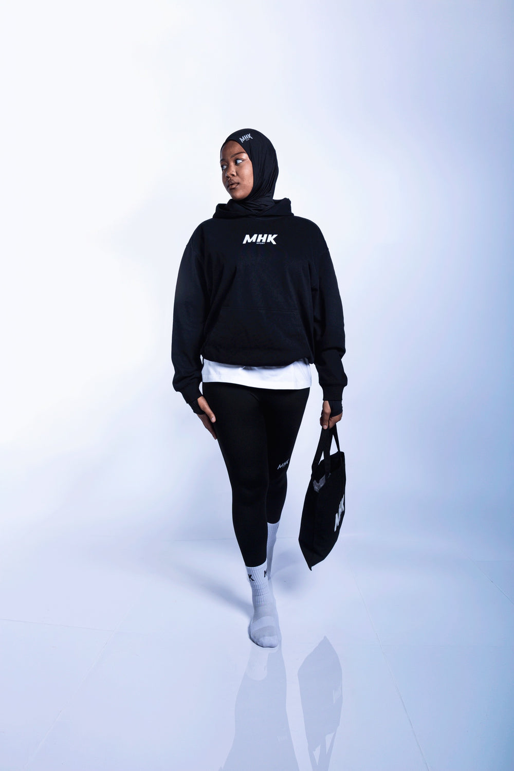 Pull à capuche MHK Sport — noir, femme, studio, ensemble legging et tote bag