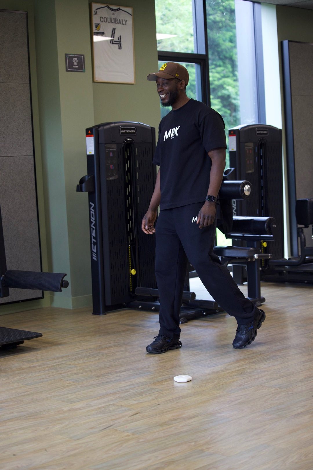 Jogging Oversize MHK Sport — noir, porté en situation