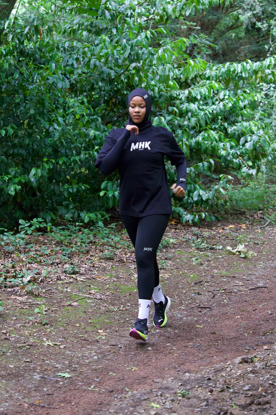 Pull à capuche MHK Sport — noir, porté en situation