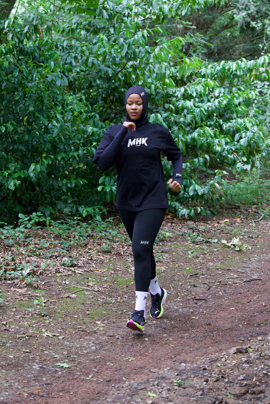 Pull à capuche MHK Sport — noir, porté en situation