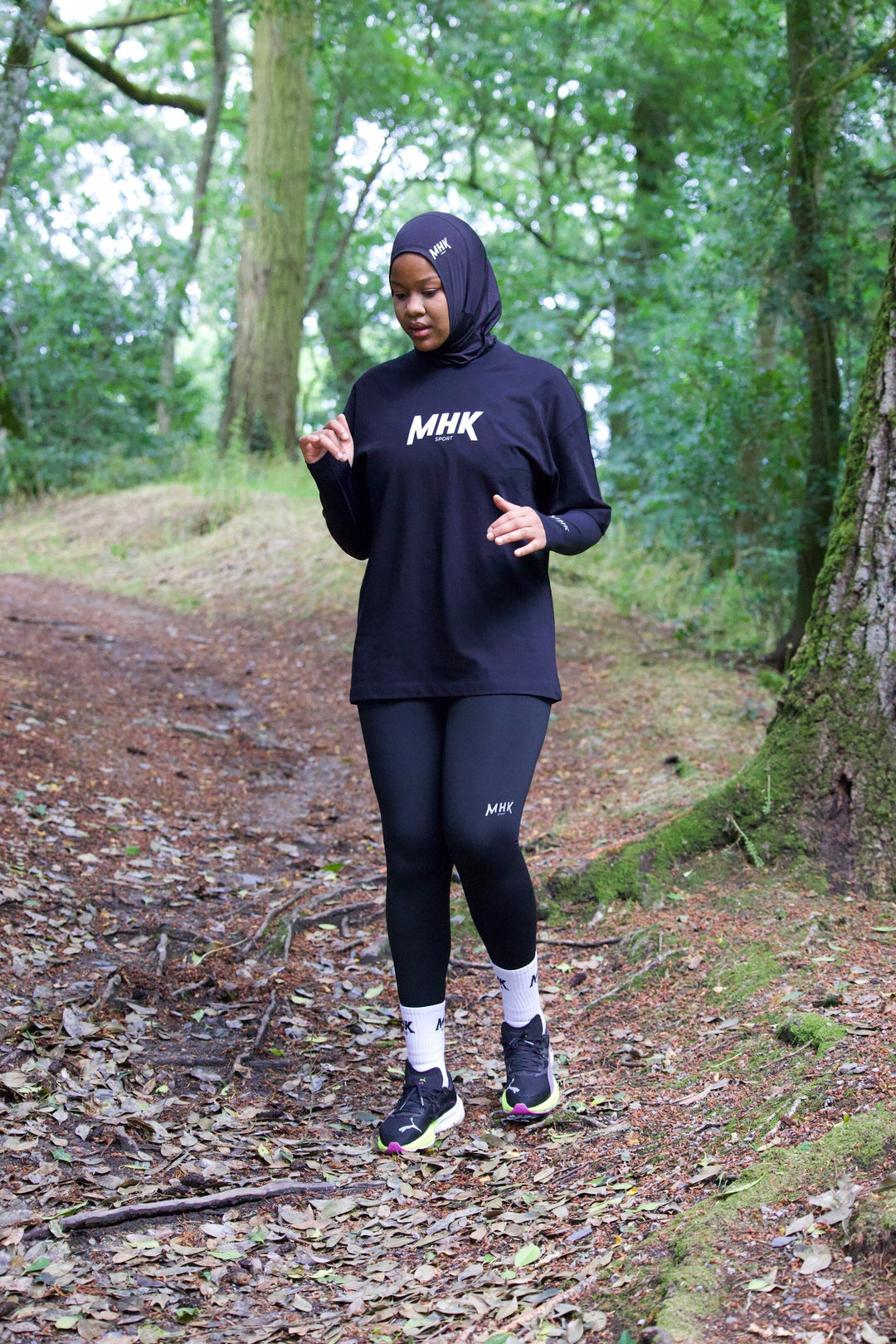 Hijab MHK Sport — noir, porté en situation